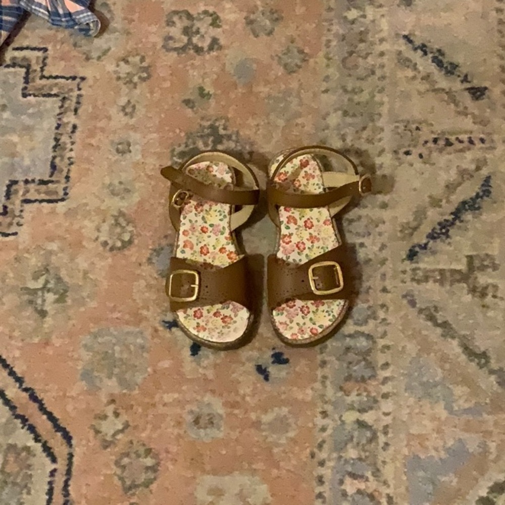 Sandals flower print at the bottom